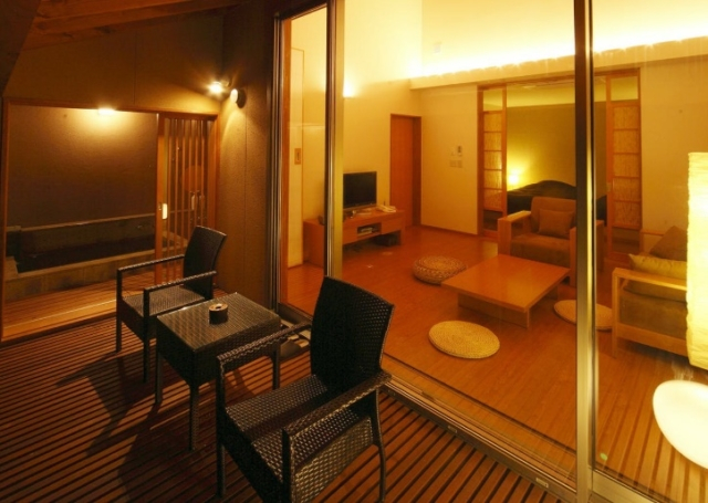 専用テラスと半露天風呂付きの客室群