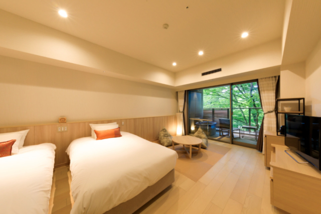 ダイナミックな水盤テラスで赤ちゃんとくつろごう「箱根・芦ノ湖 はなをり」