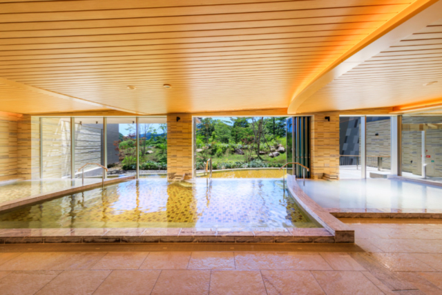 ダイナミックな水盤テラスで赤ちゃんとくつろごう「箱根・芦ノ湖 はなをり」