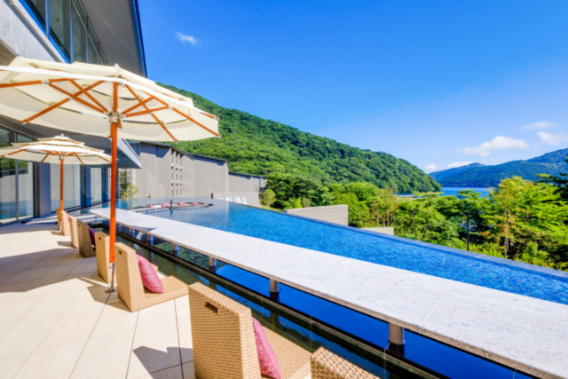 ダイナミックな水盤テラスで赤ちゃんとくつろごう「箱根・芦ノ湖 はなをり」