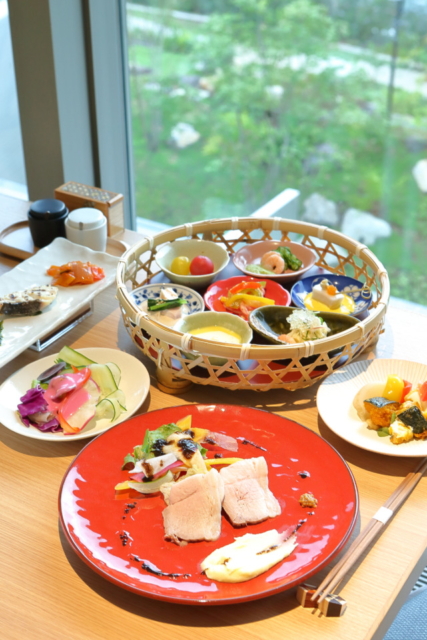 ダイナミックな水盤テラスで赤ちゃんとくつろごう「箱根・芦ノ湖 はなをり」