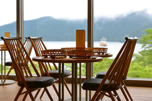 ダイナミックな水盤テラスで赤ちゃんとくつろごう「箱根・芦ノ湖 はなをり」