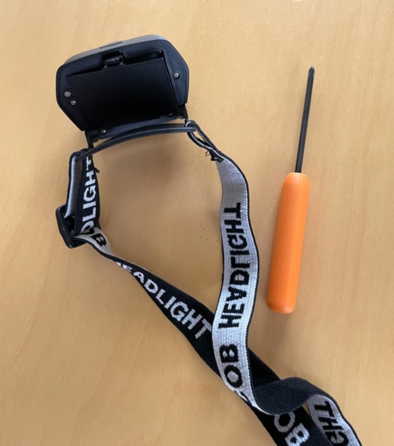 ダイソーの防災グッズ「COBヘッドライト」(税込み110円)