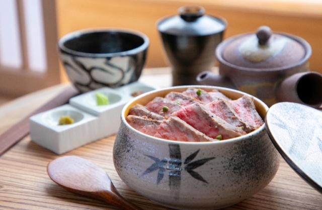 夕方以降は、贅沢な食材を極楽蒸しで