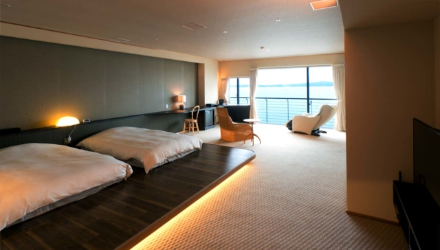 すべての客室から波穏やかな七尾湾を一望