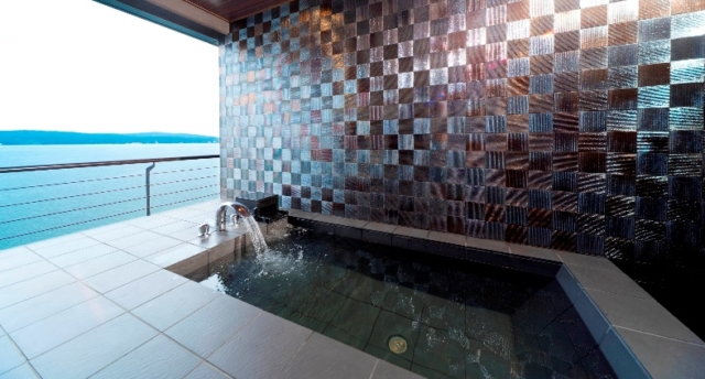 すべての客室から波穏やかな七尾湾を一望