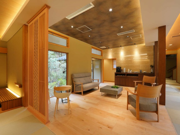 散策道をつたってジブリ映画のような森の中へ