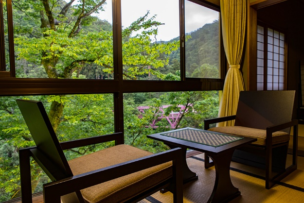 鶴仙渓に臨む全客室が贅沢な2間続き