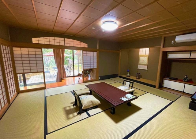 鶴仙渓に臨む全客室が贅沢な2間続き