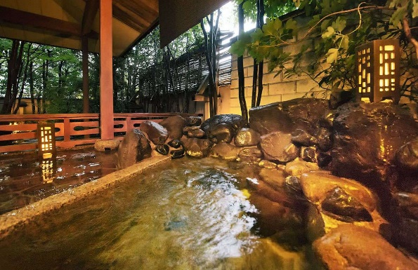 鶴仙渓に臨む全客室が贅沢な2間続き