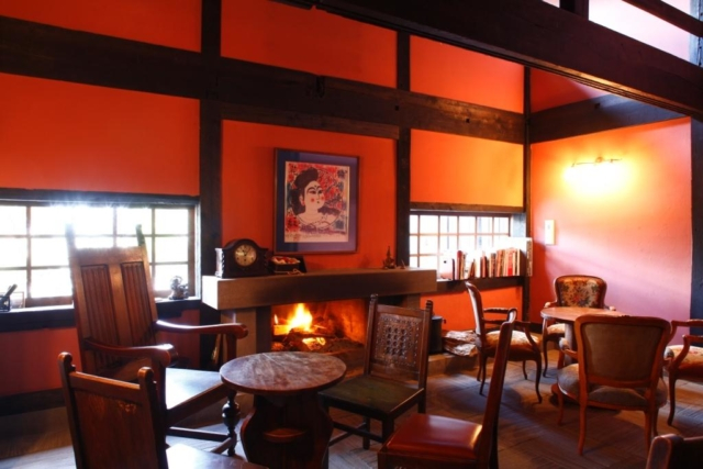 食事は回廊を渡って古民家ダイニングで