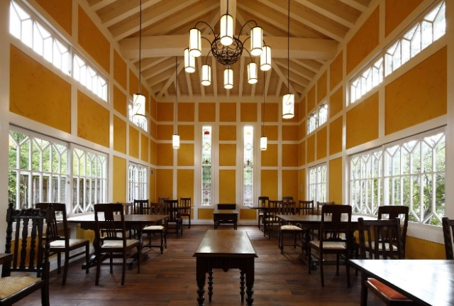 食事は回廊を渡って古民家ダイニングで