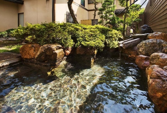 芭蕉も称えた山中の湯を24時間いつでも自由に