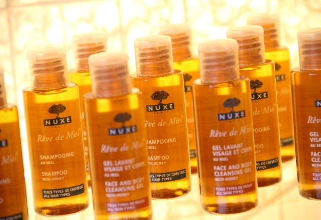 ラウンジの飲み物やスイーツは無料サービス