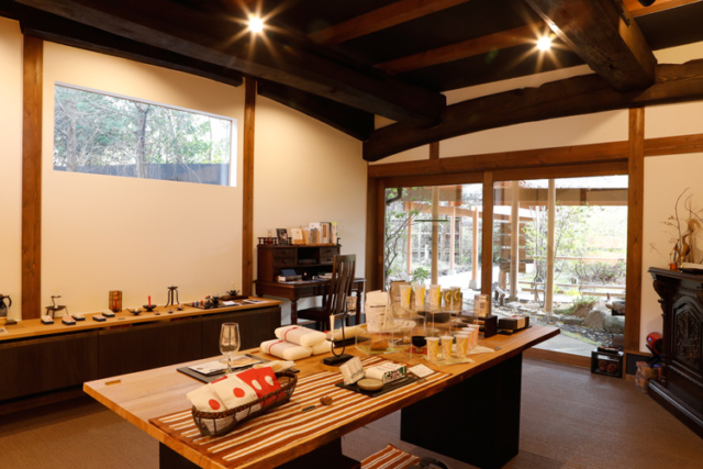 庭の木立を抜けてお土産を探しに