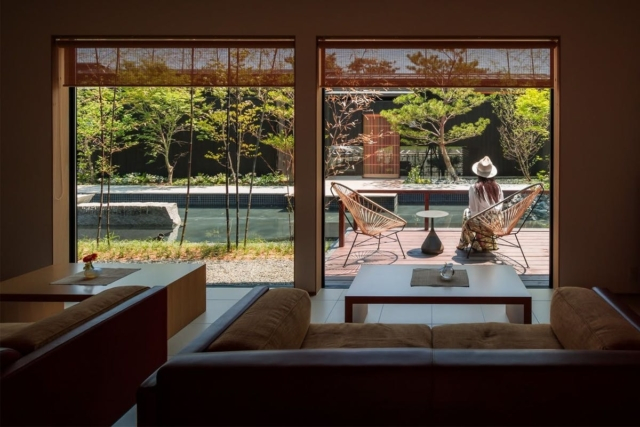 ラウンジの飲み物やスイーツは無料サービス