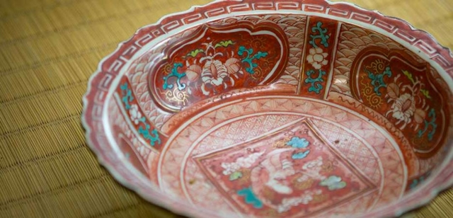 館内随所に秘蔵の九谷焼磁器やアート作品が