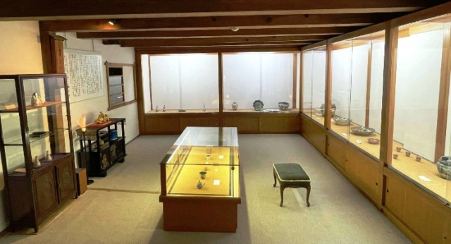 館内随所に秘蔵の九谷焼磁器やアート作品が