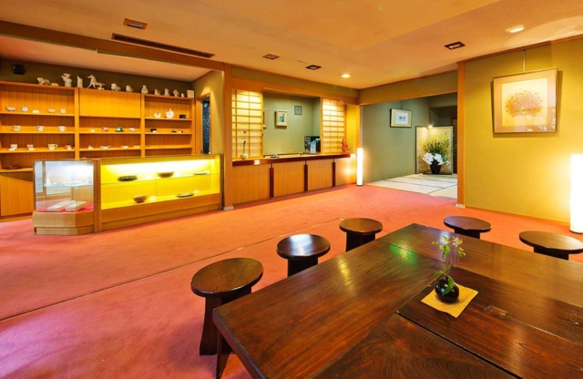 館内随所に秘蔵の九谷焼磁器やアート作品が