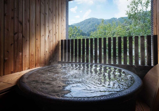 伝統工芸を巧みあしらった清楚な客室群