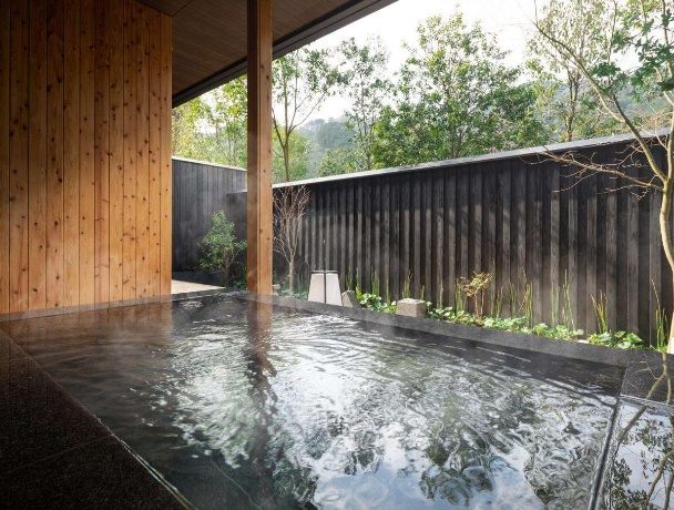 伝統工芸を巧みあしらった清楚な客室群