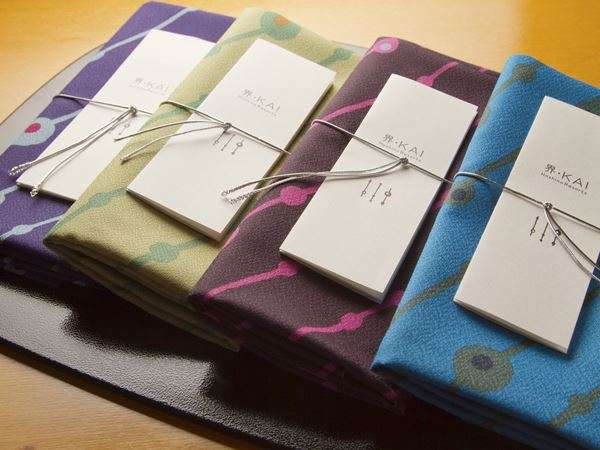 伝統工芸を巧みあしらった清楚な客室群