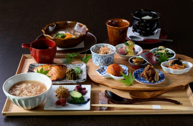 夕食は日本料理または鉄板焼きコースを