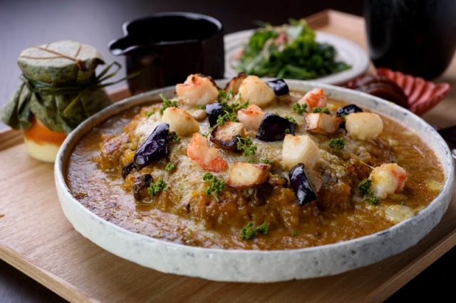 夕食は日本料理または鉄板焼きコースを