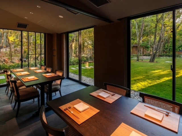 夕食は日本料理または鉄板焼きコースを