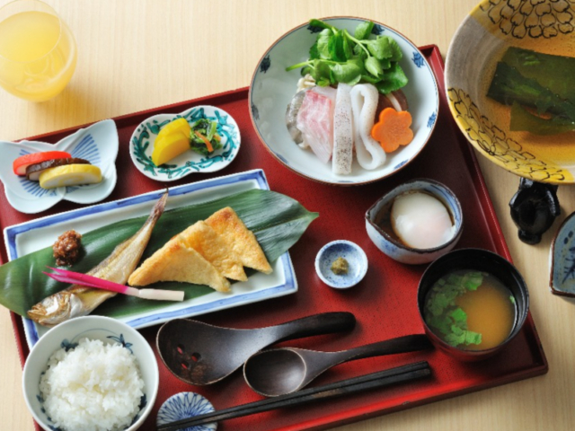 魯山人の思想を映す見事な器と料理の競演