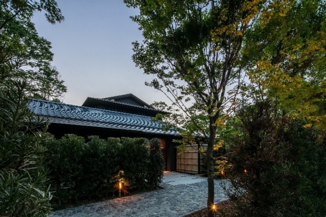 夕食は日本料理または鉄板焼きコースを