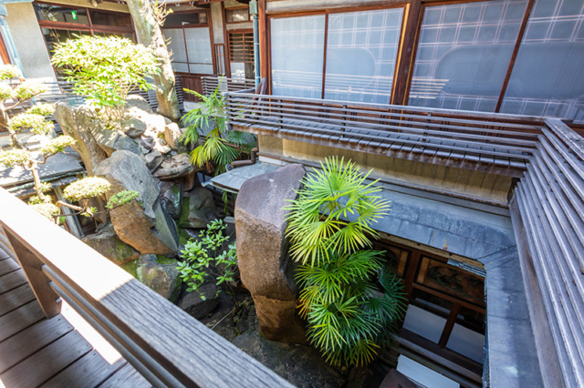 中庭を囲んで個性的な小部屋が並ぶ2階