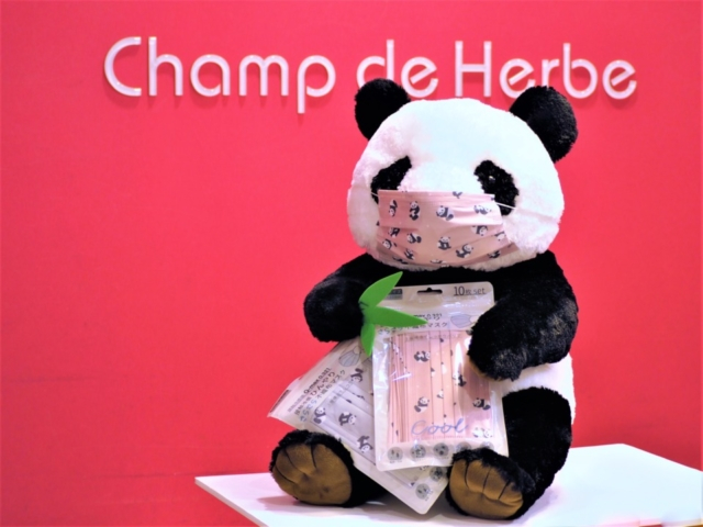 ⑥パンダのマスク、コスメ【シャン・ド・エルブ アトレ上野店】