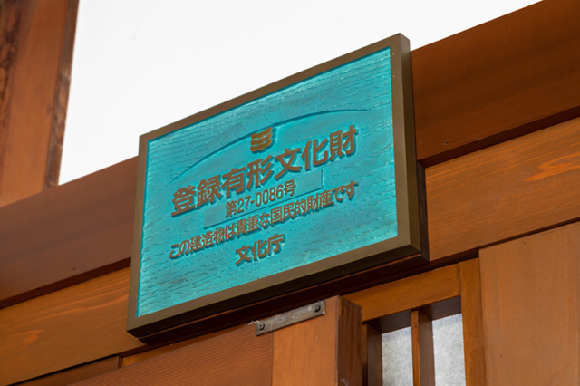 待ち合いスペースを中心に艶やかな見どころ満載の1階