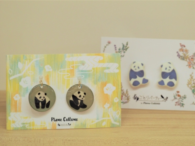 ④パンダのイヤリング・ピアス、ポーチ、タオルハンカチ【プレミィ・コロミィ エキュート上野店】