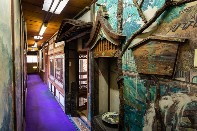 中庭を囲んで個性的な小部屋が並ぶ2階