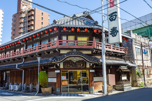 昼夜で異なる表情を見せる鯛よし百番