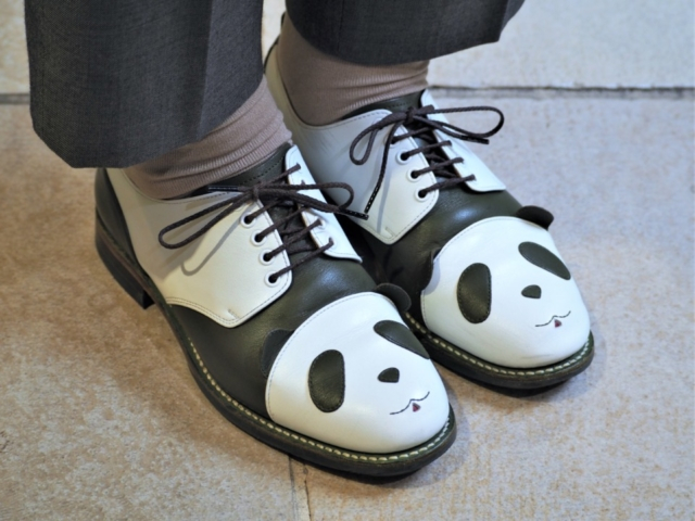 ③パンダの靴、パンダのバッチ【スコッチグレイン エキュート上野店】