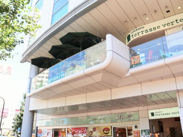 緑を望むオープンテラスで贅沢パンケーキ「cafe terrasse verte」(三鷹)