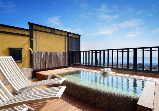 相模湾を望む露天風呂付きの離れ客室