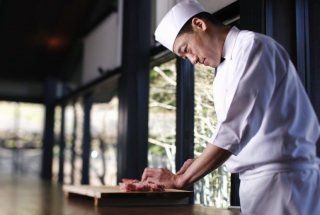 料理人の手さばきが目の前で展開される割烹スタイルのダイニング