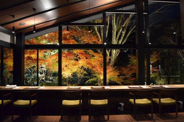 料理人の手さばきが目の前で展開される割烹スタイルのダイニング