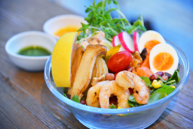 ボウルにこんもり盛られたヘルシーなオーガニック料理〈Rielat Cafe & Me time〉