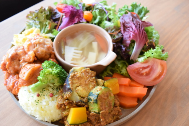採れたて野菜のおいしさを彩り豊かな料理で味わう〈cafe&market くまと文鳥〉