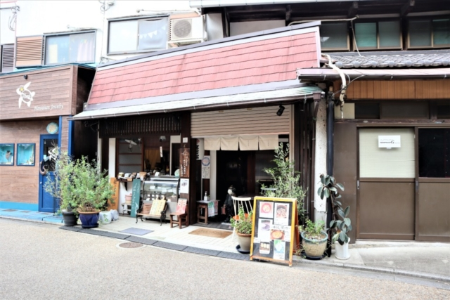 箕面のおでかけ散歩プラン③ 名物のもみじの天ぷらをパクリ