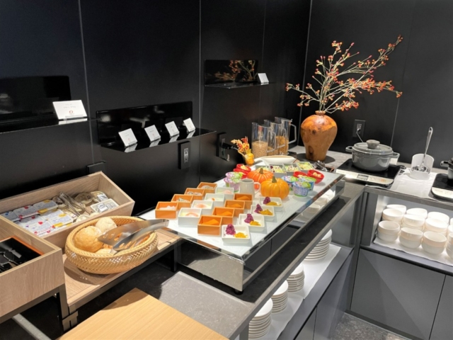 カフェラウンジとコワーキングスペース