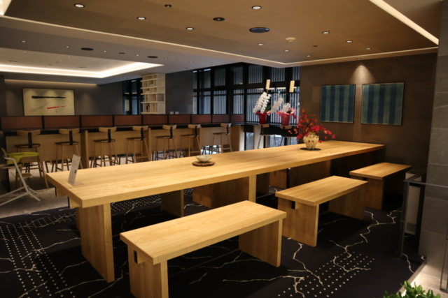 カフェラウンジとコワーキングスペース