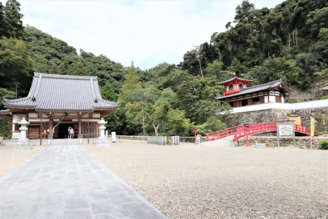 箕面のおでかけ散歩プラン⑥ 瀧安寺は赤い橋がフォトジェニック!