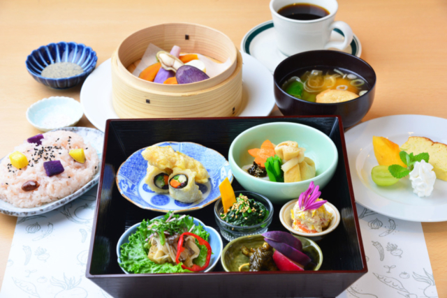 畑直送の野菜を繊細な創作料理に〈もろや ファームキッチン〉