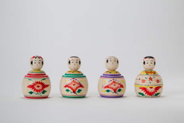 老舗のこけし工房で絵付け体験を「桜井こけし店」